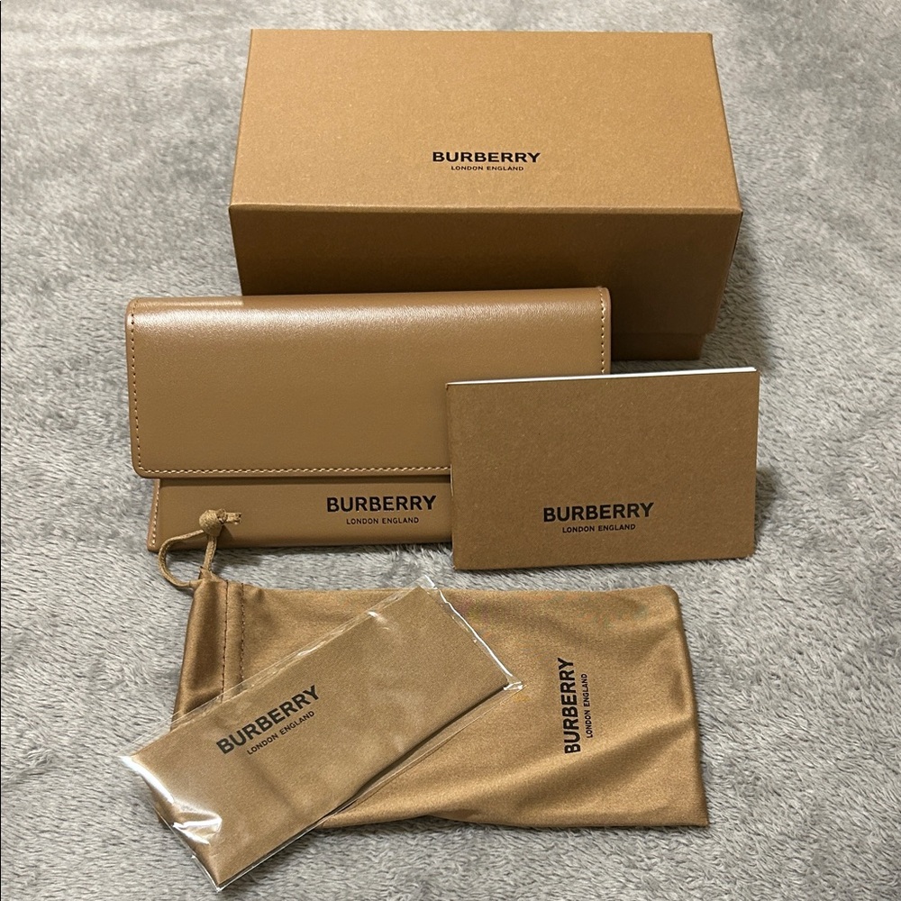 NIB Burberry Black Cat Eye Sunglasses BE4407 - Picture 8 of 9